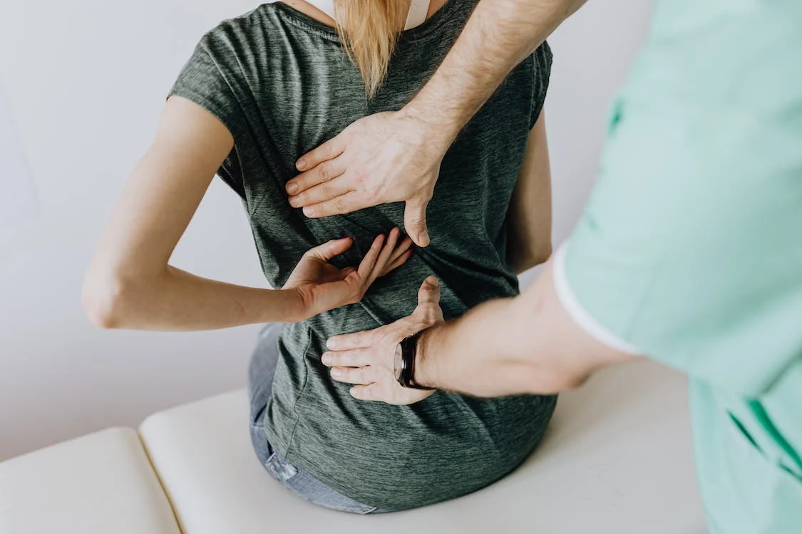 The Complete Guide to Dealing With Back Pain and Benefits of Natural Treatments