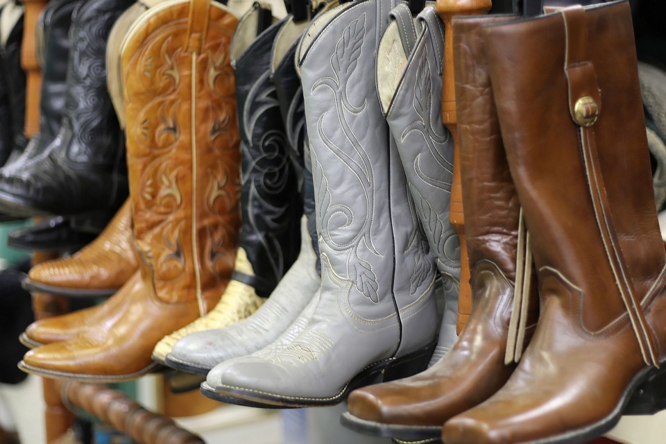 different colors of cowboy boots