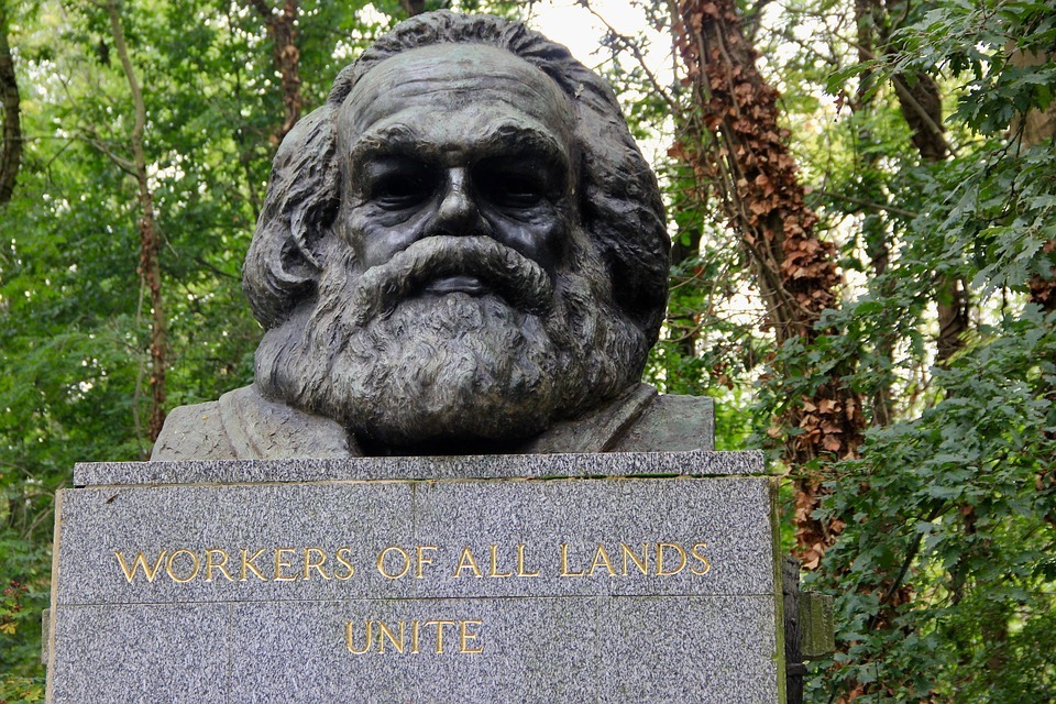 tomb of Karl Marx in London