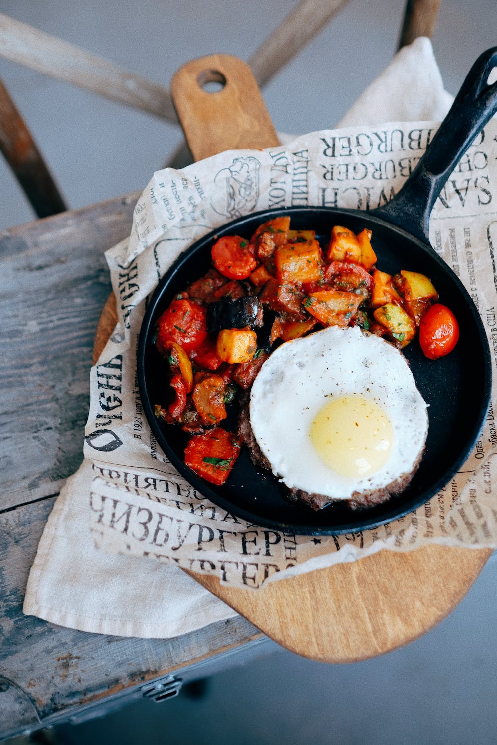 Cast-iron-skillet-Pan-with-roasted-veggies-and-steak-with-egg