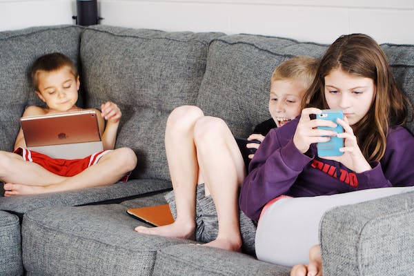 Kids-in-sofa-enjoying-gadgets
